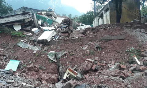 Sạt lở kinh hoàng tại Quảng Bình, di dân khỏi vùng nguy hiểm